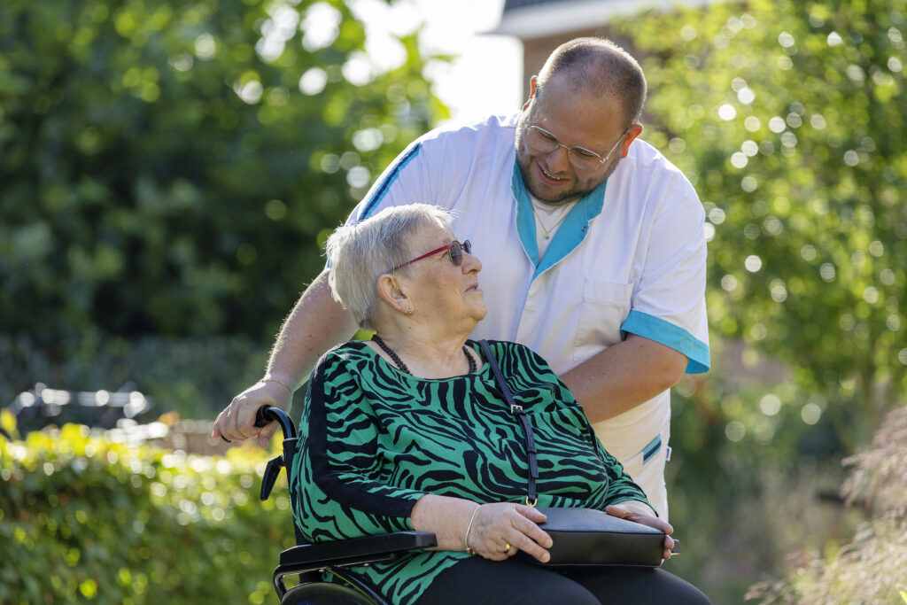 Deskundige dementiezorg in Tiel - zorgmedewerker biedt begeleiding aan oudere vrouw met geheugenverlies in rolstoel